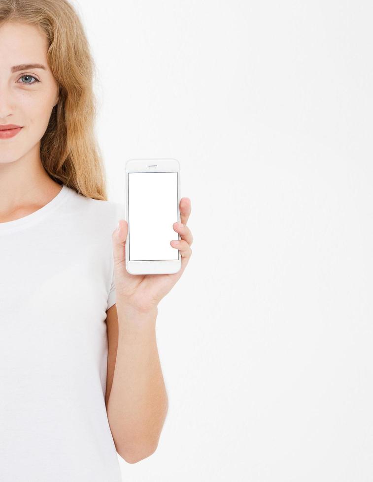 retrato recortado mujer sostenga teléfono celular de pantalla en blanco aislado sobre fondo blanco. brazo con teléfono inteligente, espacio de copia foto