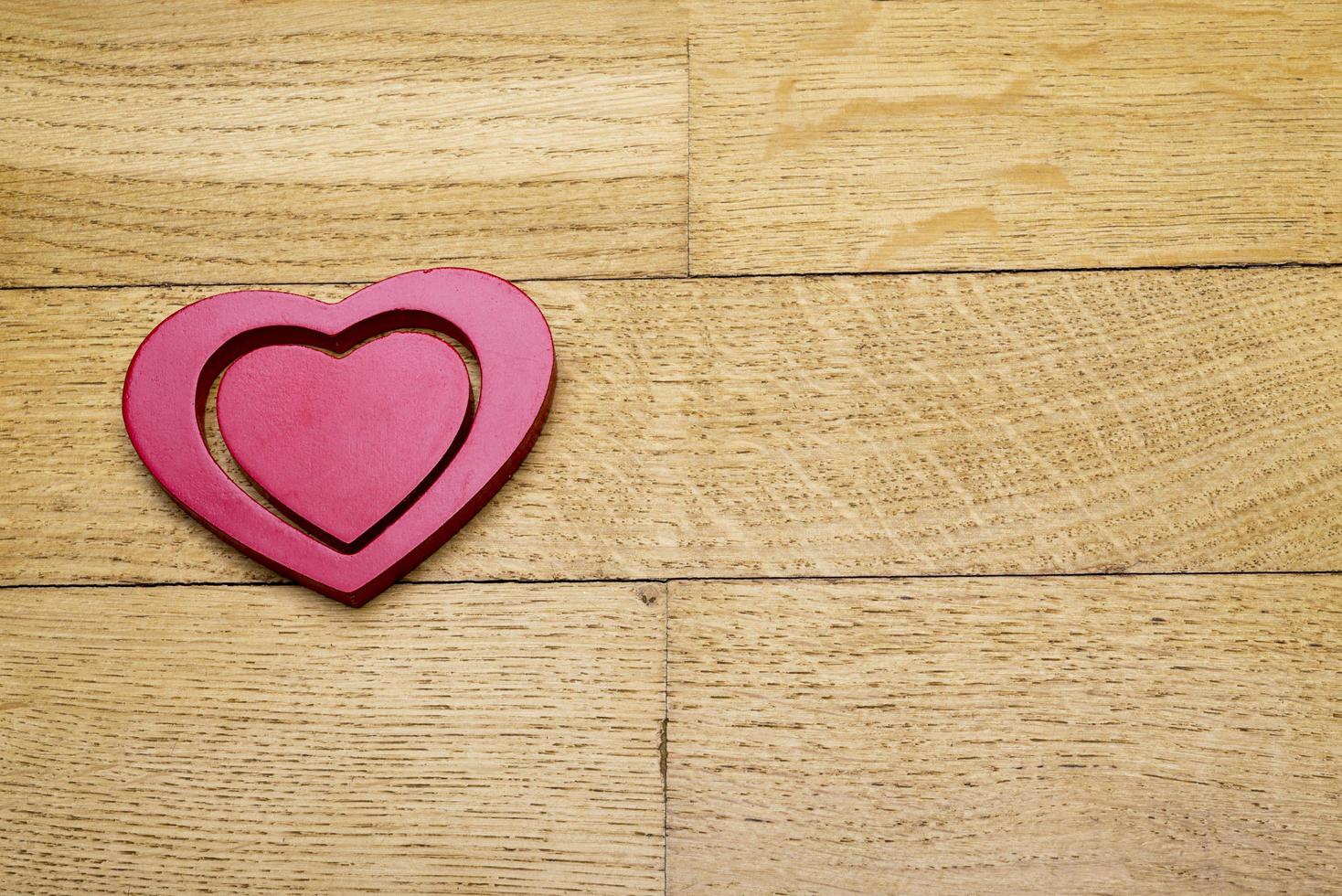 corazón en el suelo de madera. foto