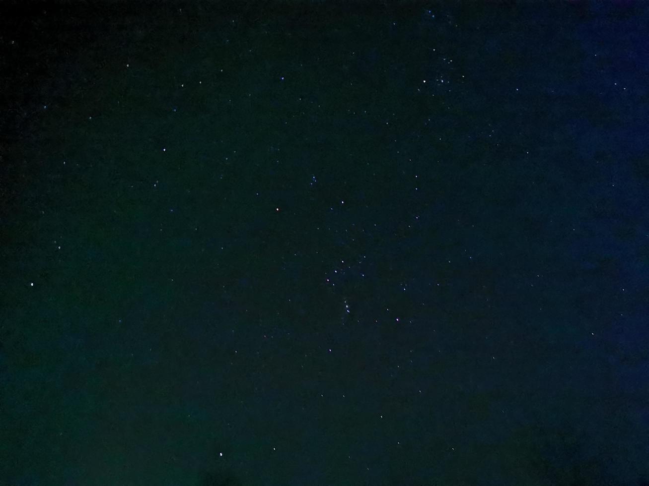 cielo estrellado de invierno nocturno en la constelación de orión foto