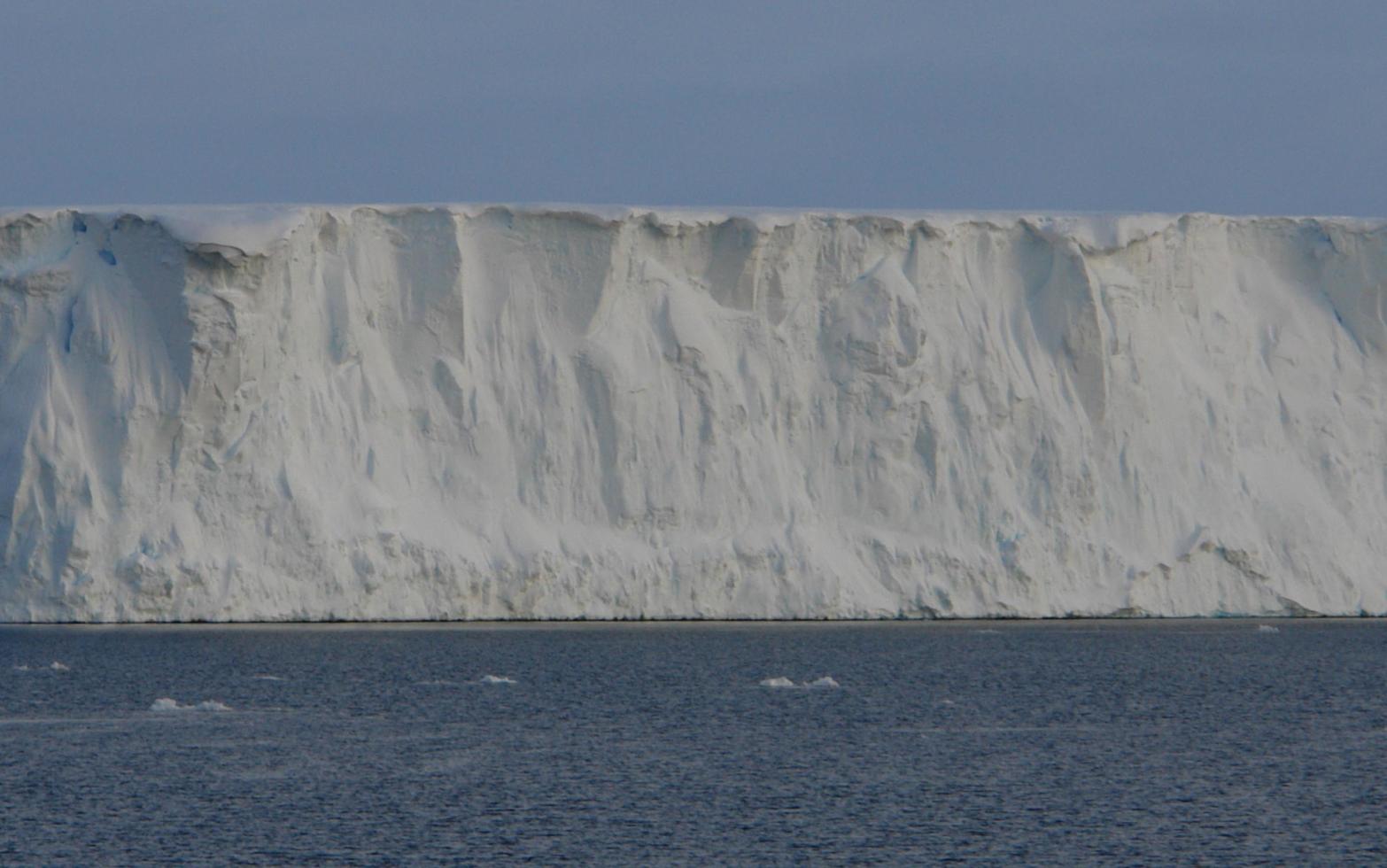 Antártida campos de hielo interminables icebergs en el mar foto