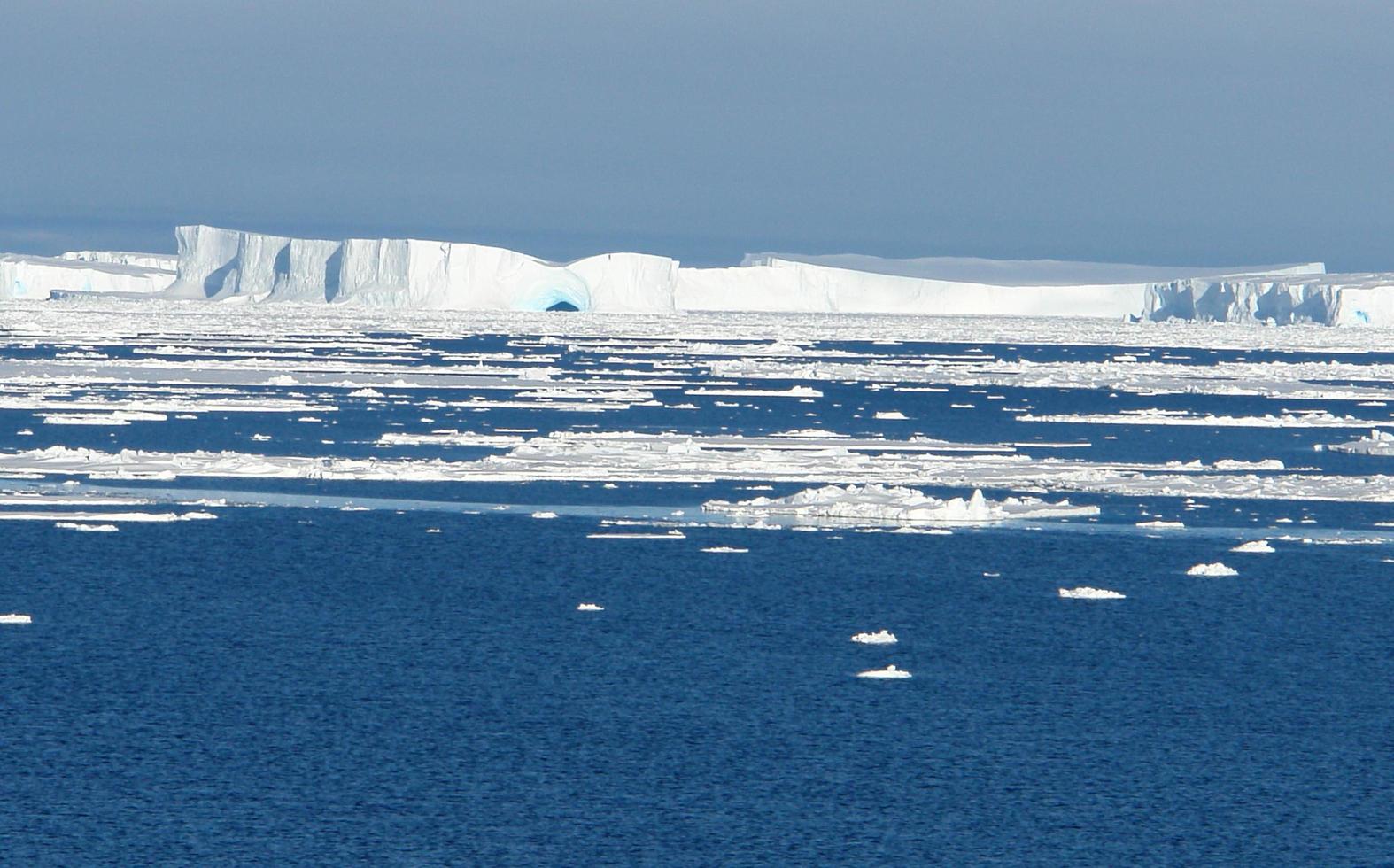 Antártida campos de hielo interminables icebergs en el mar foto