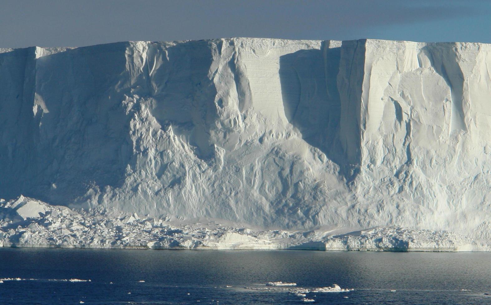 Antártida campos de hielo interminables icebergs en el mar foto