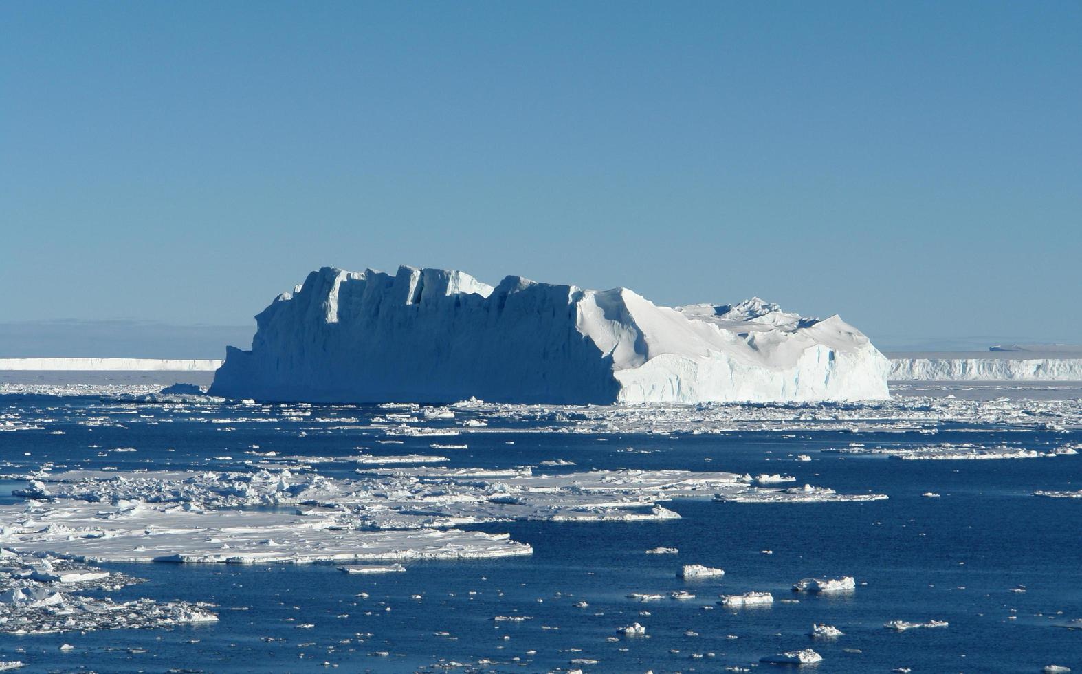 Antártida campos de hielo interminables icebergs en el mar foto