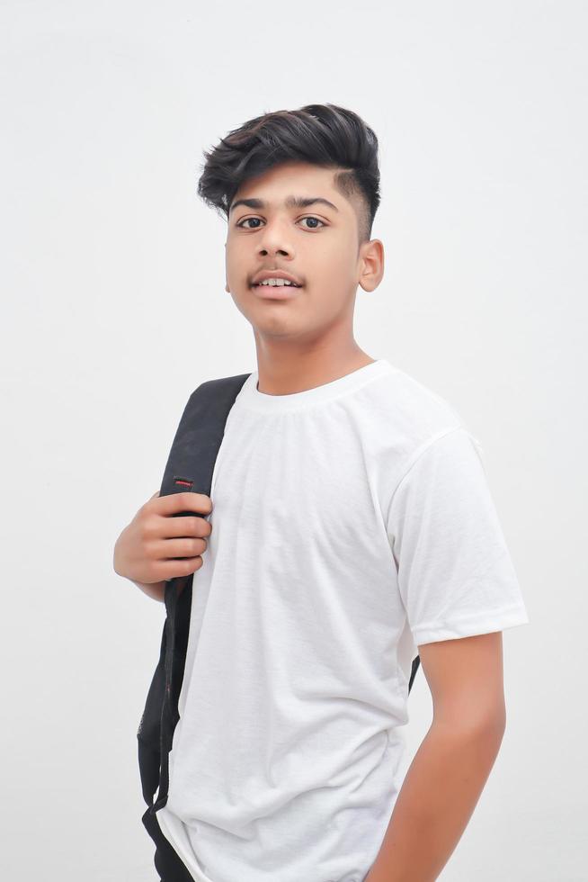 apuesto joven indio con camiseta blanca. foto