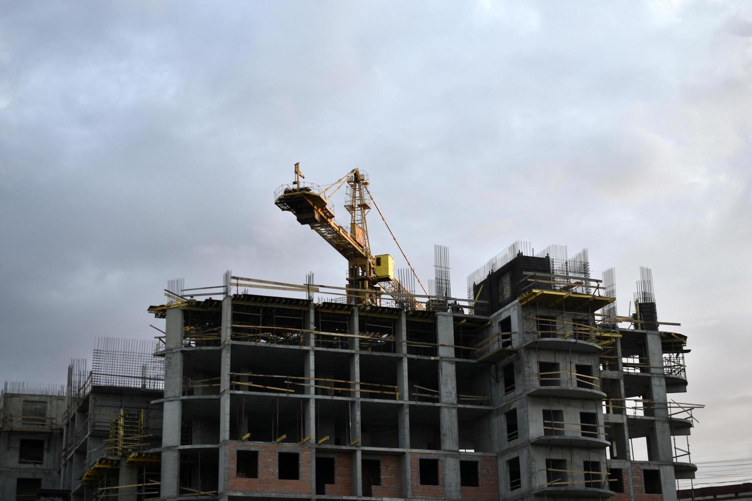 construyendo una casa en la ciudad y una grúa torre foto