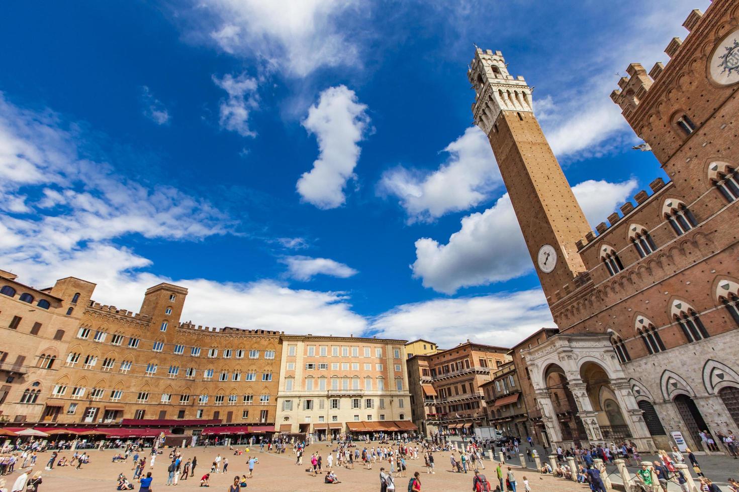 siena, italia, 21 de septiembre de 2016 - personas no identificadas en piazza del campo en siena. Fue construido en el siglo XIII y está considerado como una de las plazas medievales más grandes de Europa. foto