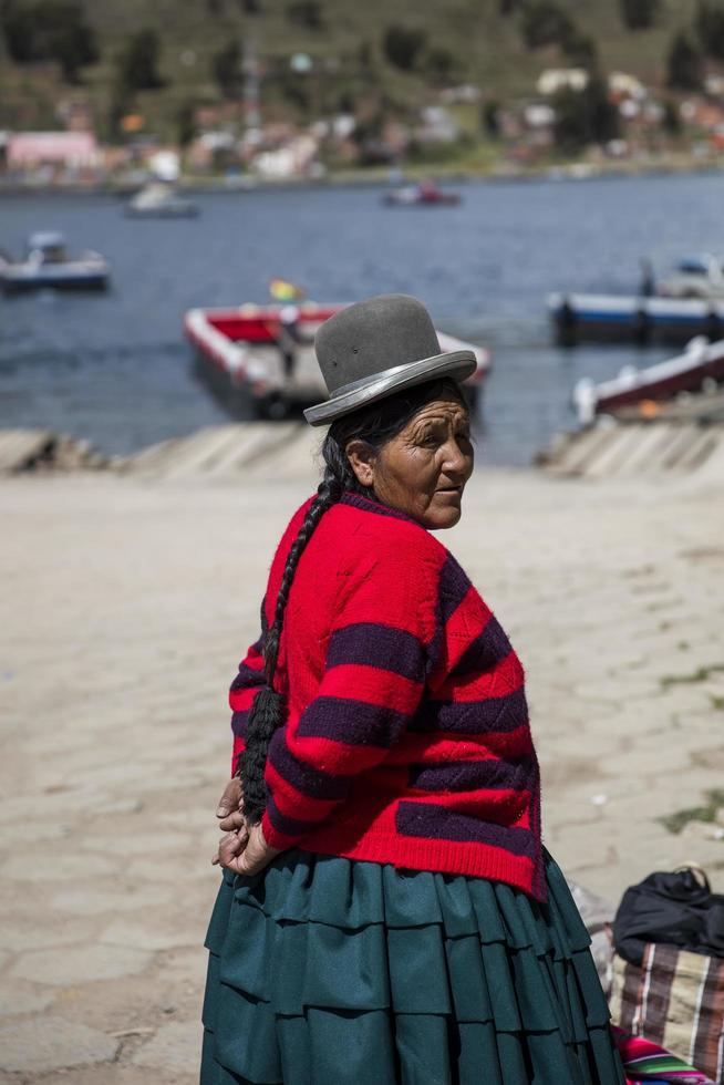 titicaca, bolivia, 9 de enero de 2018 - mujer no identificada en el lago titicaca en bolivia. titicaca es el cuerpo de agua navegable más alto del mundo. foto