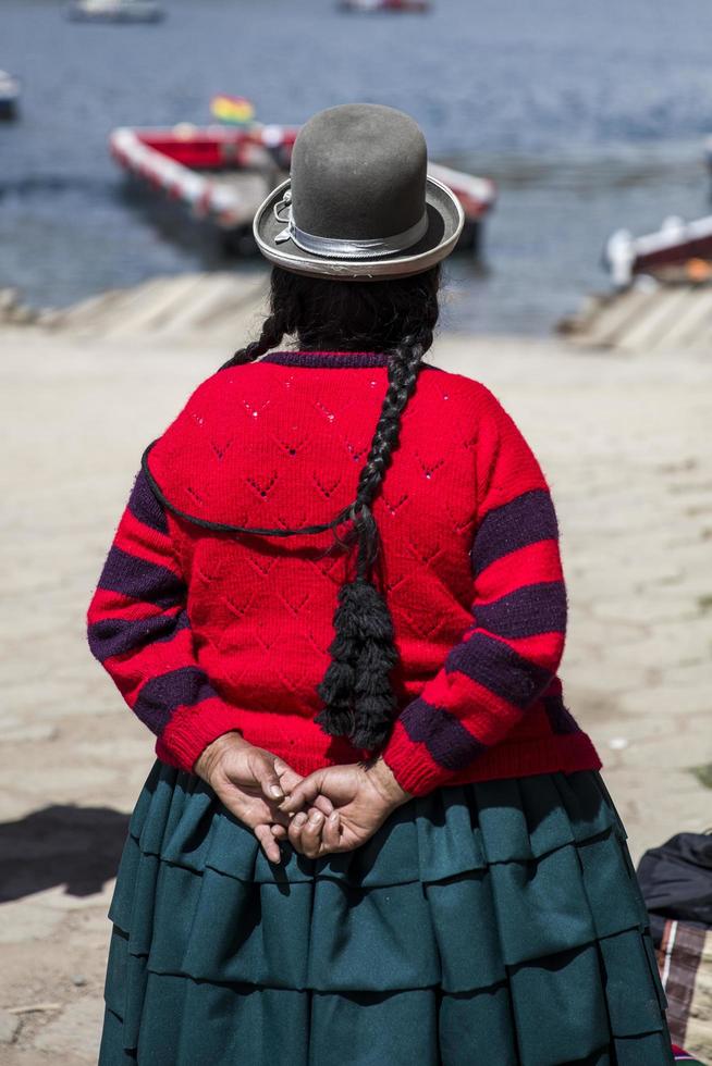 titicaca, bolivia, 9 de enero de 2018 - mujer no identificada en el lago titicaca en bolivia. titicaca es el cuerpo de agua navegable más alto del mundo. foto