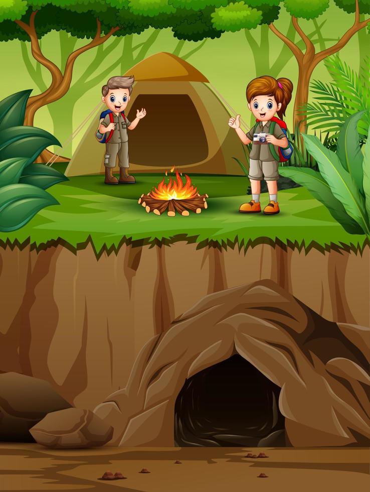 niños de dibujos animados en traje de explorador acampando en la naturaleza vector
