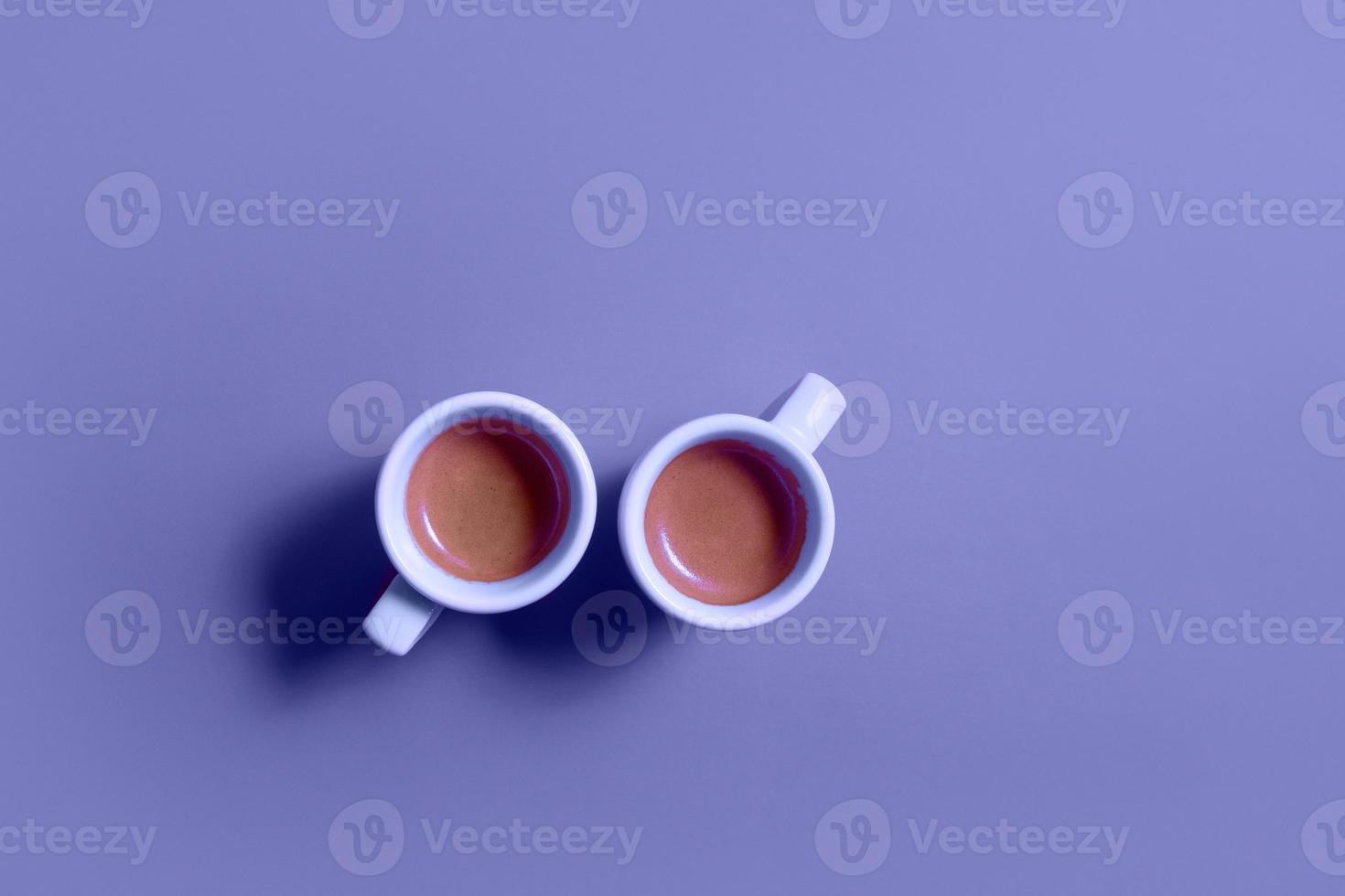 vista superior de dos tazas de café espresso en un fondo de color muy moderno 2022 foto