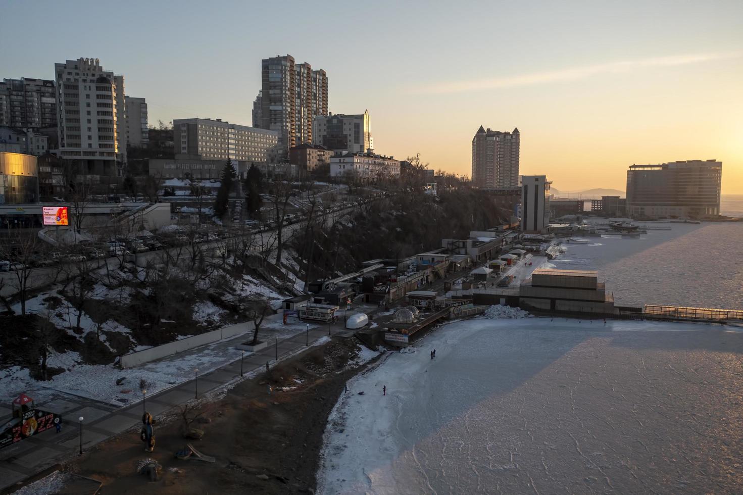 vladivostok, rusia - 7 de enero de 2022-vista aérea del paisaje urbano con vistas al terraplén cerca de la bahía de amur. foto