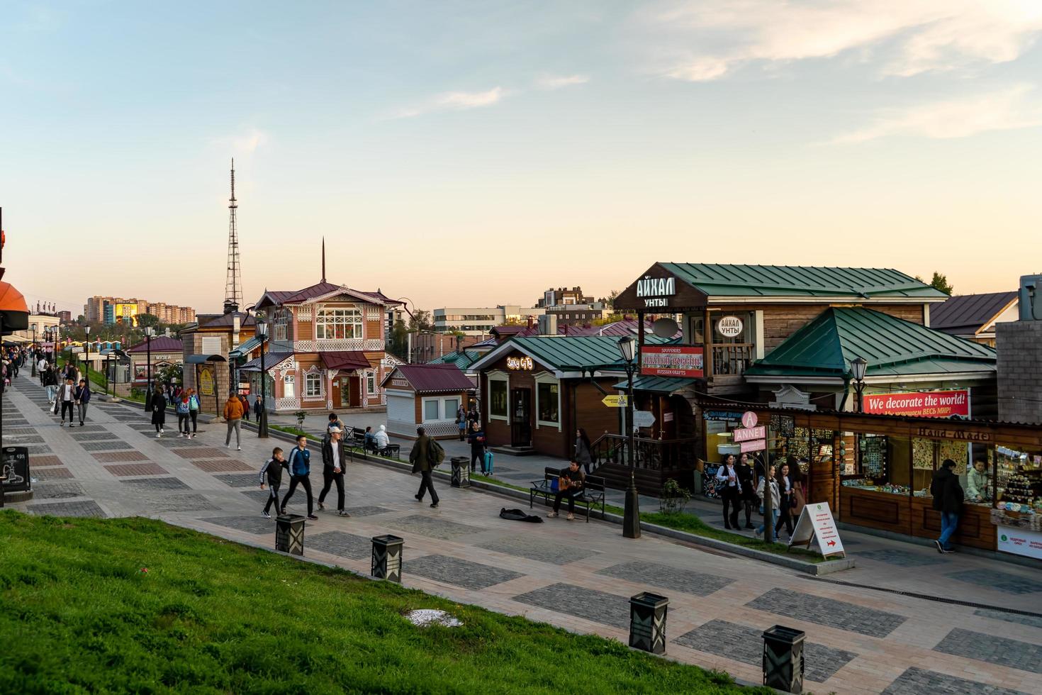 irkutsk, rusia-18 de septiembre de 2020 -paisaje urbano con vistas a casas de madera en una calle peatonal. foto