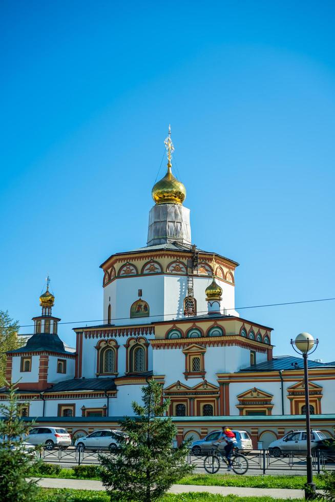 irkutsk, rusia-17 de septiembre de 2020 - paisaje urbano con vistas a la catedral de la epifanía foto