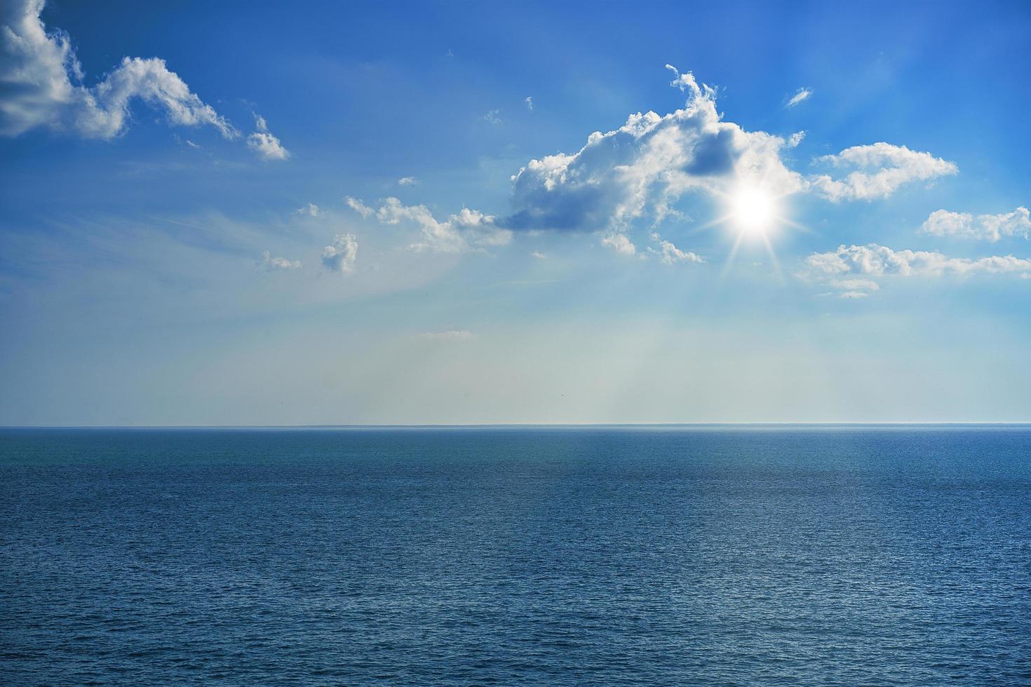 paisaje marino con hermoso cielo y rayos de sol. foto