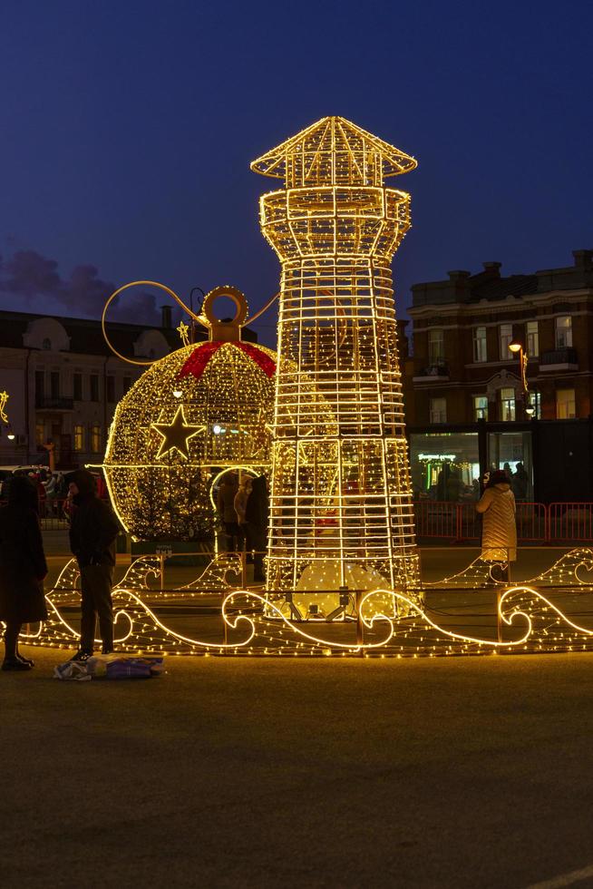 vladivostok, rusia - 5 de enero de 2022-paisaje urbano con vistas a la plaza de año nuevo con iluminación festiva. foto