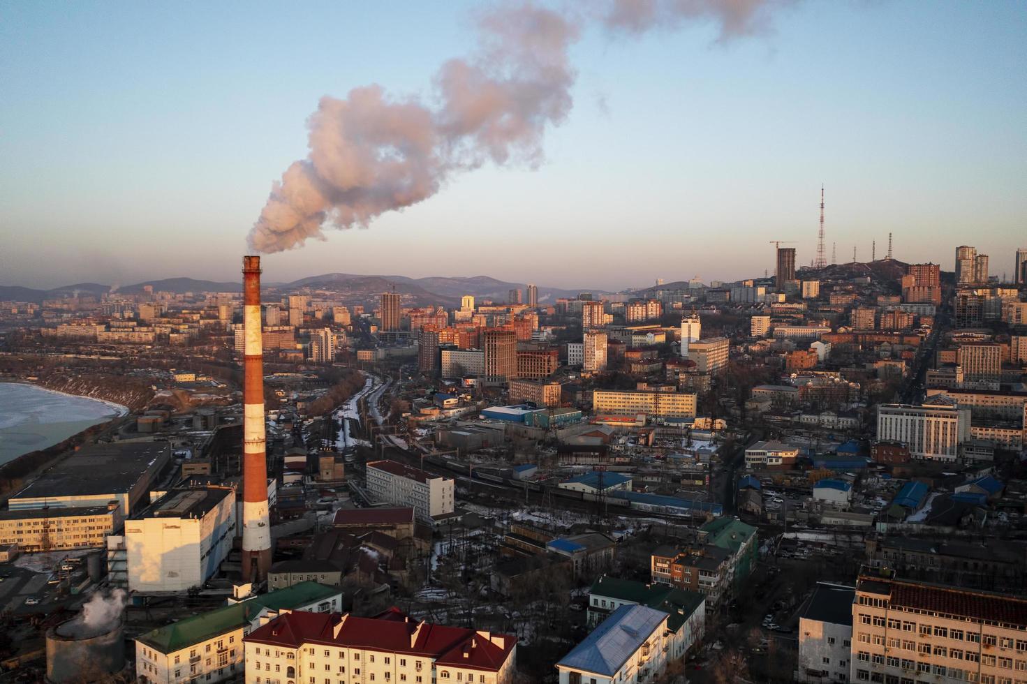 vladivostok, rusia - 7 de enero de 2022-vista aérea del paisaje urbano con vistas al terraplén cerca de la bahía de amur. foto