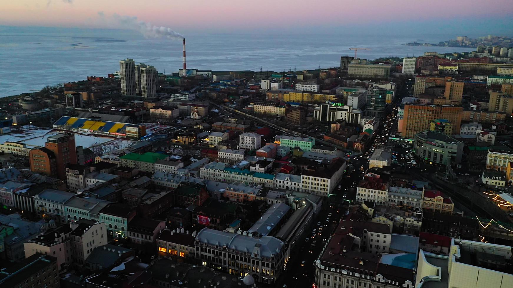 vladivostok, rusia - 7 de enero de 2022-vista aérea del paisaje urbano con vistas al terraplén cerca de la bahía de amur. foto