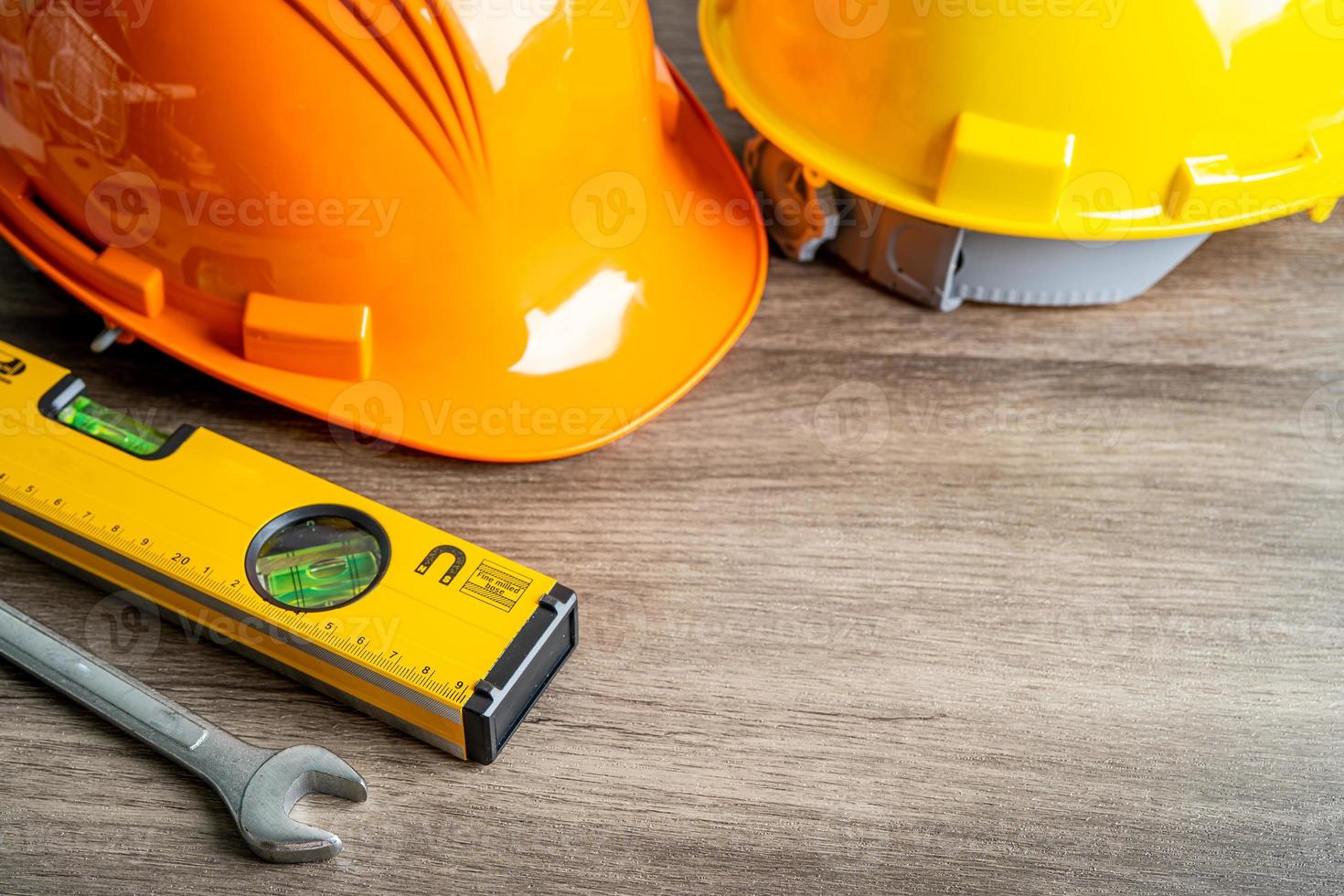 primer casco de seguridad y herramienta de ingeniería con espacio de copia, construcción de ingeniería y concepto de arquitectura. foto