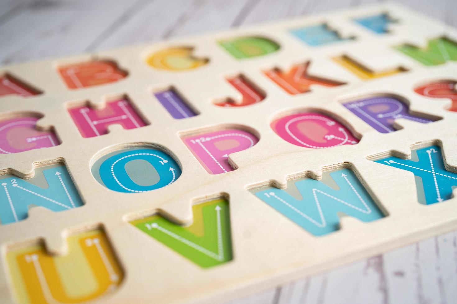 Alfabeto inglés de madera de colores para el aprendizaje escolar de la educación. foto