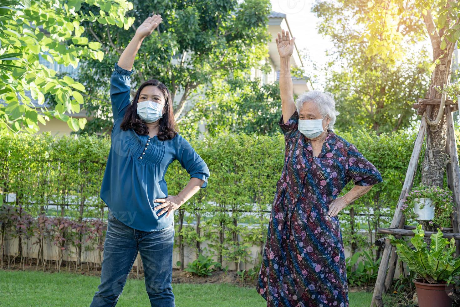 Asia anciana o anciana mujer paciente ejercicio con feliz fresco disfrutar en el parque, saludable concepto médico fuerte foto