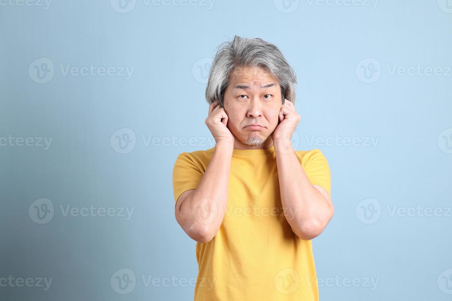 hombre asiático con camiseta amarilla foto