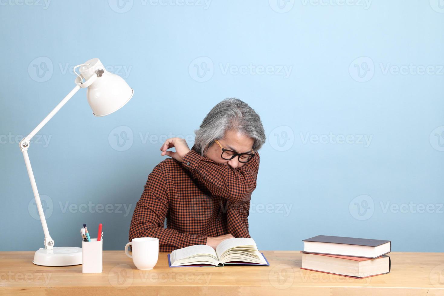 hombre con educacion foto