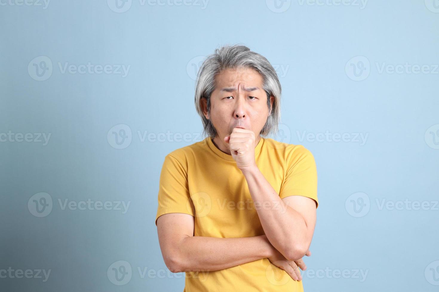 hombre asiático con camiseta amarilla foto