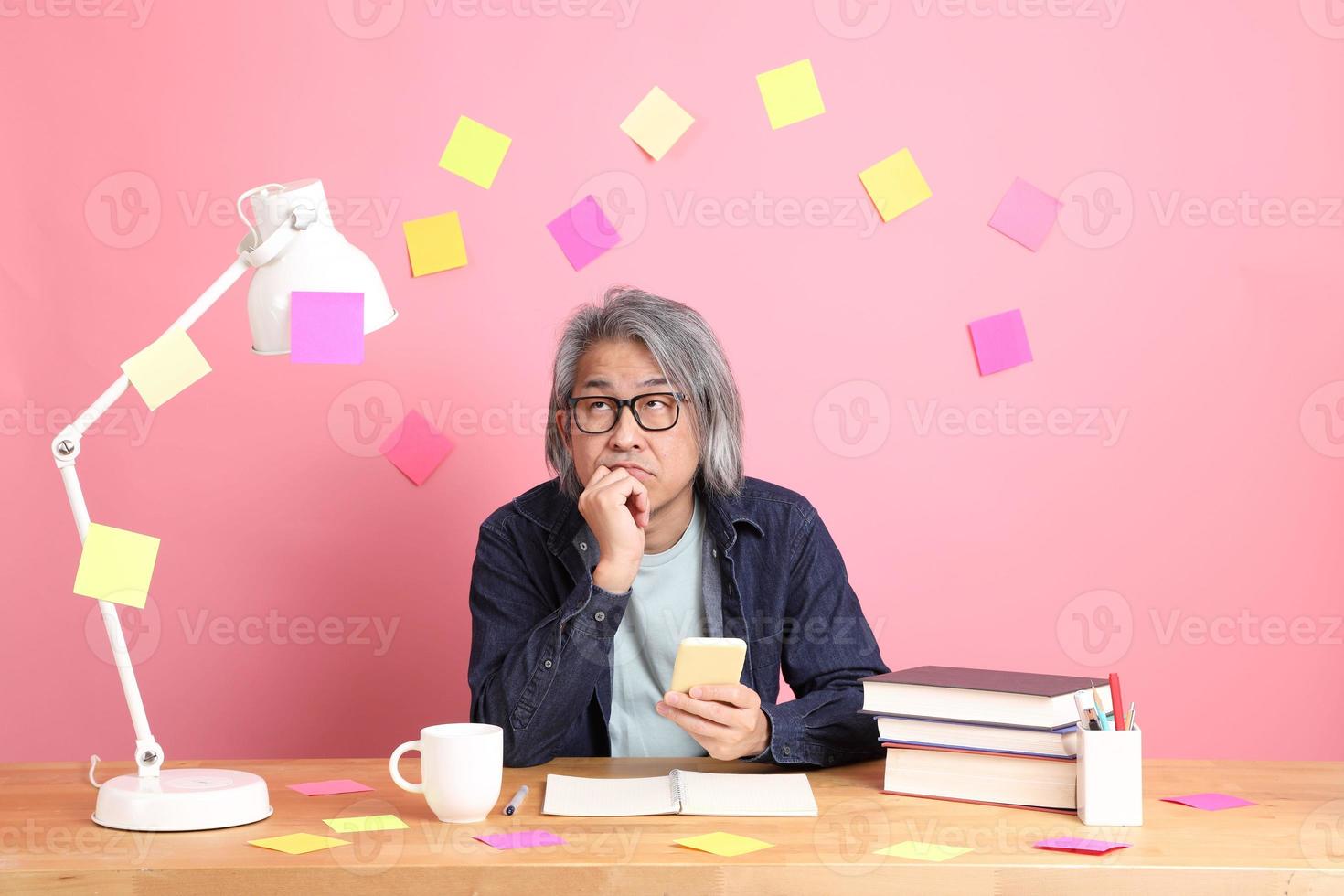 hombre con libro foto