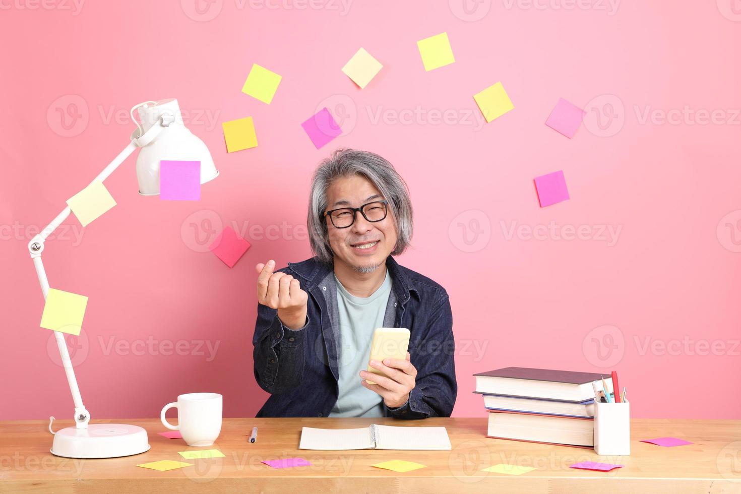 hombre con libro foto