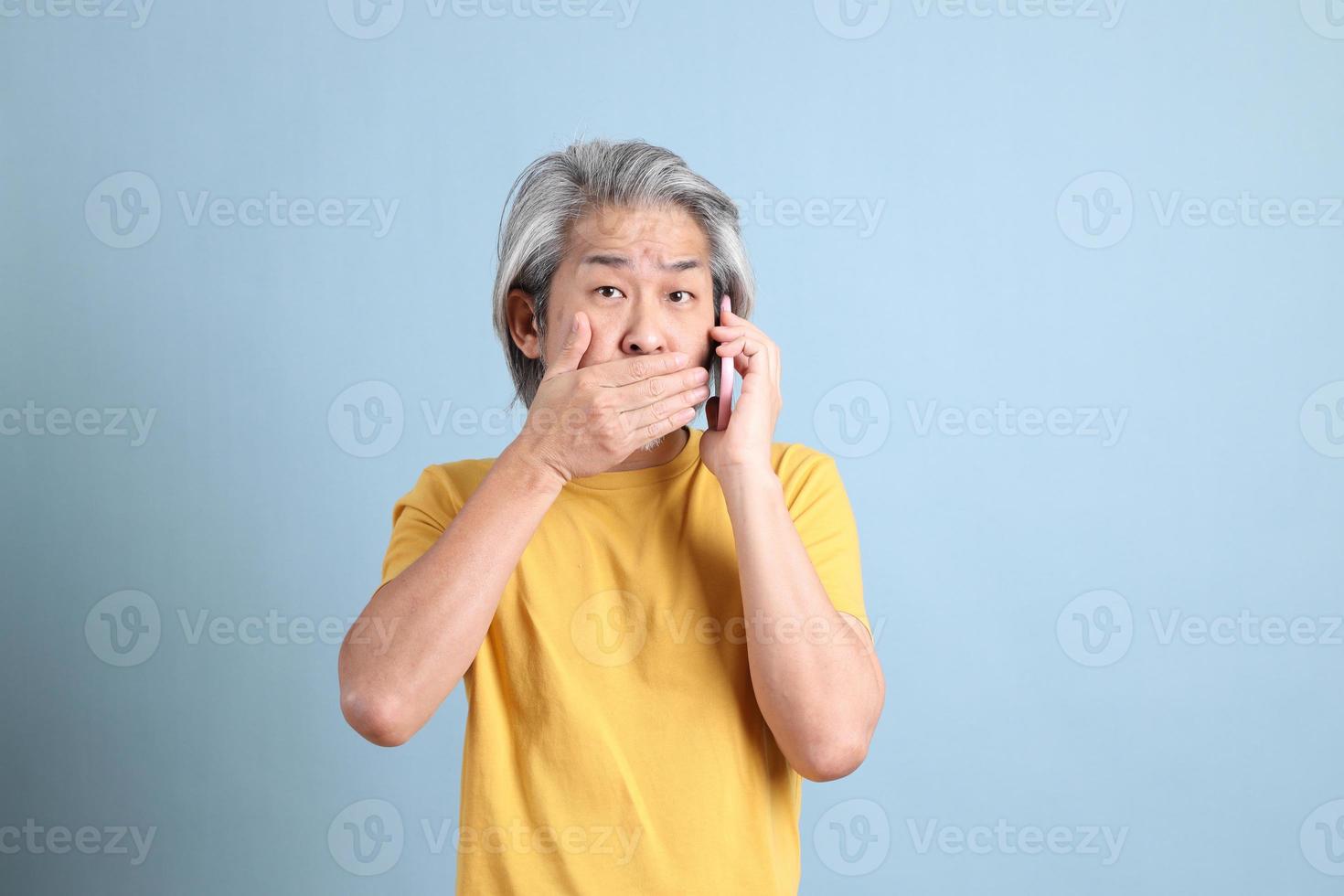 hombre asiático con camiseta amarilla foto