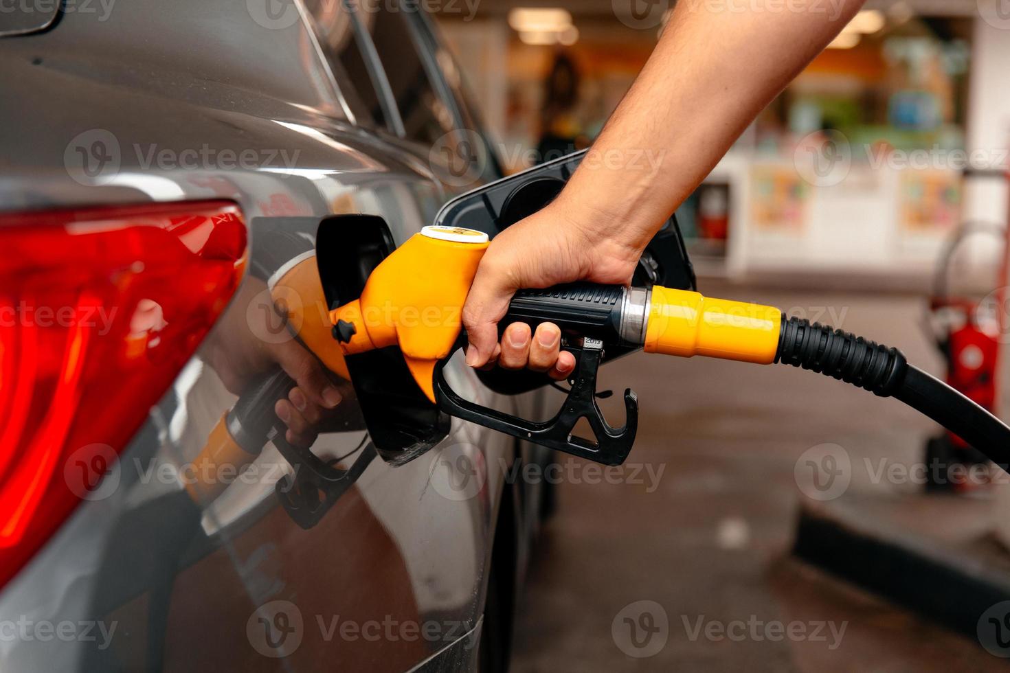 pistola de gasolina en el tanque para llenar. foto