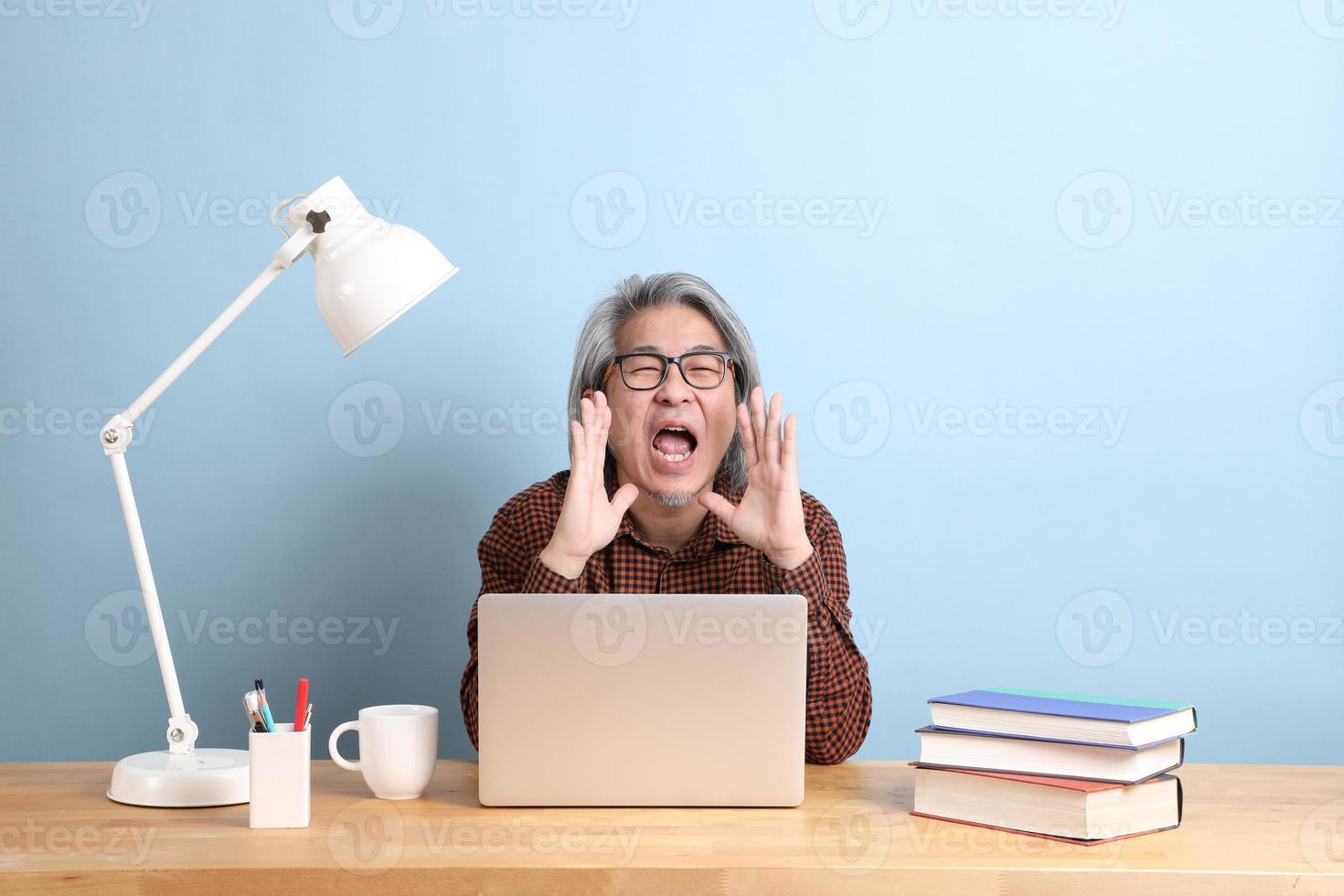 hombre con laptop foto