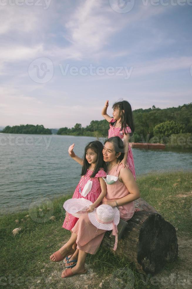 mi familia se sienta en el río foto