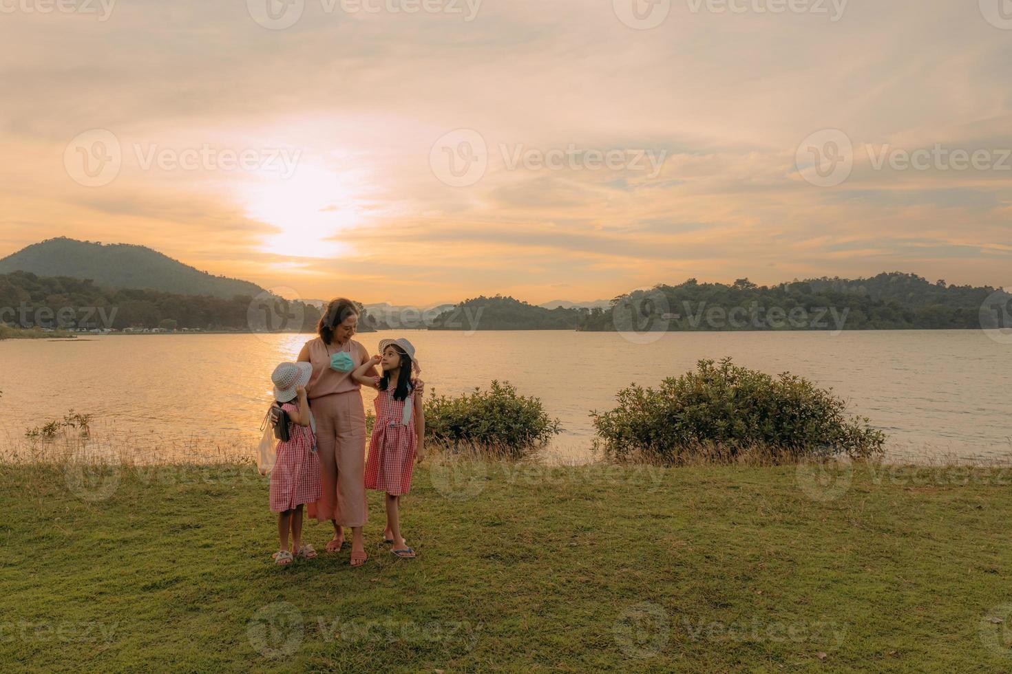 familia hermosa puesta de sol sobre el río chagres foto