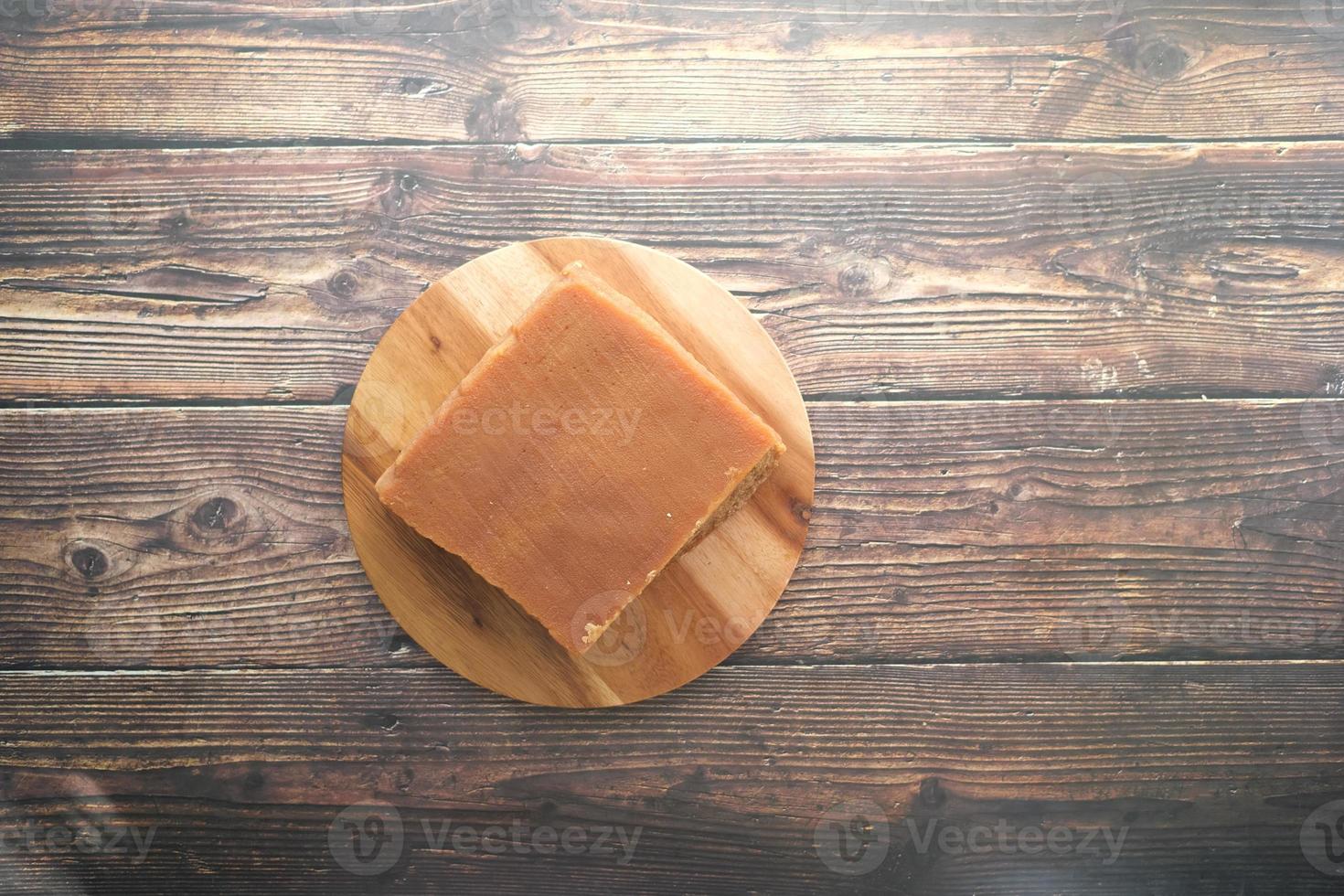 terrón de azúcar de caña tradicional jaggery en la mesa foto