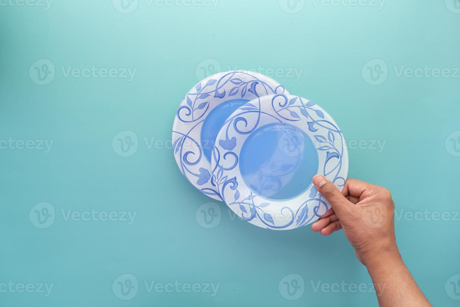 putting empty plate on table photo