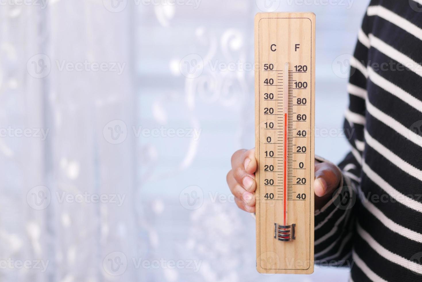 sosteniendo herramientas de medición de temperatura con espacio de copia foto