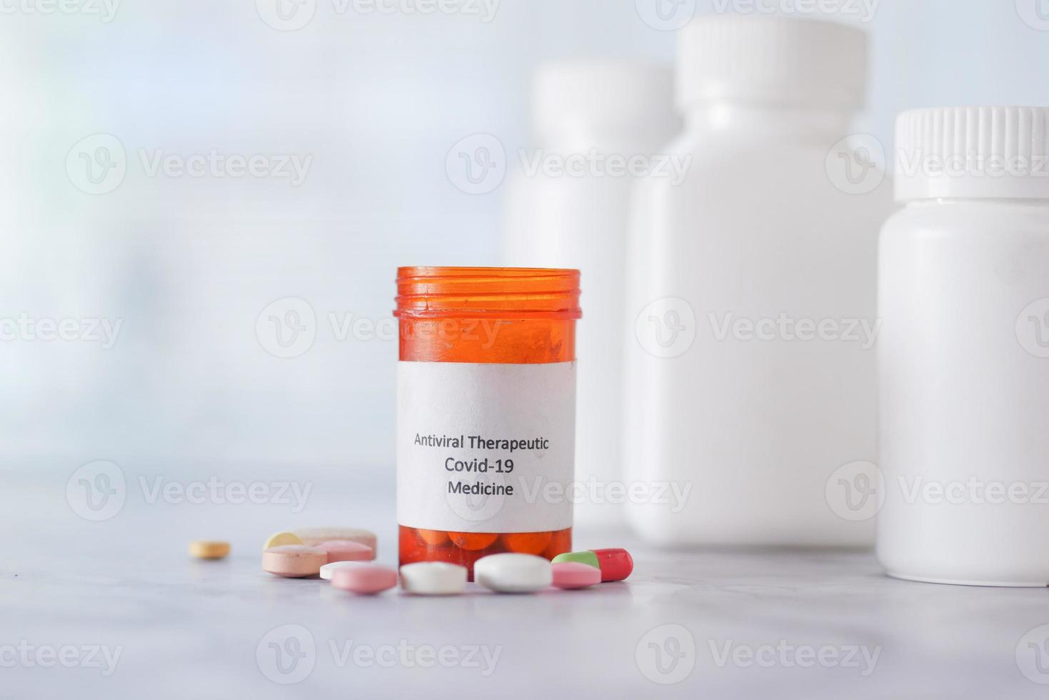 covid 19 pastillas médicas contenedor de pastillas médicas en la mesa foto