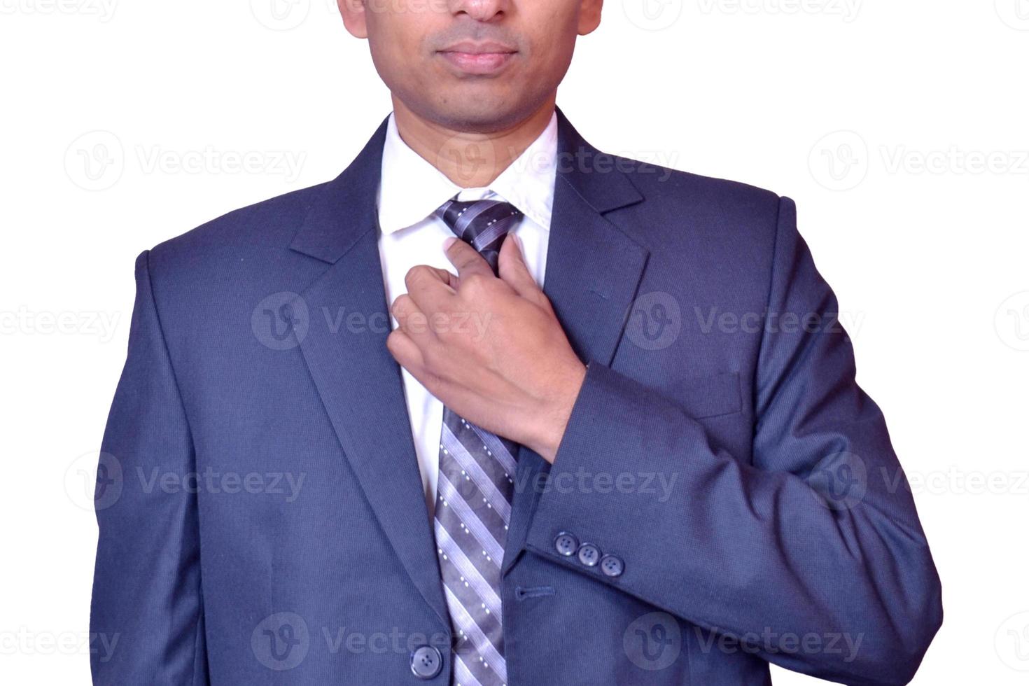 joven empresario indio sosteniendo su imagen de corbata foto