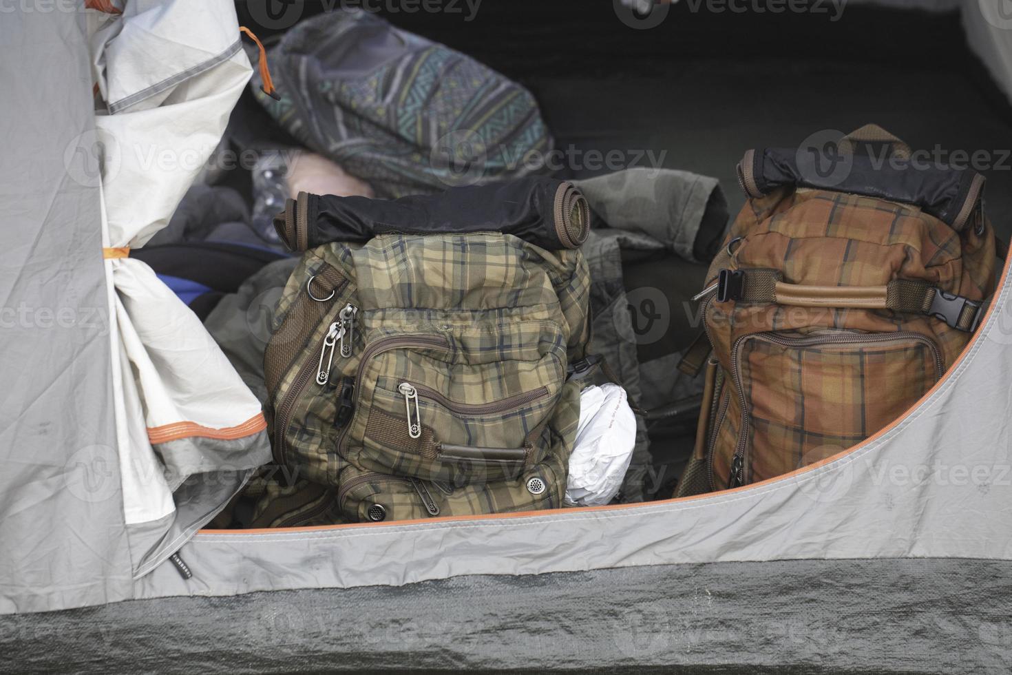 cerca de la mochila de los turistas en la tienda, concepto de viajes de aventura foto