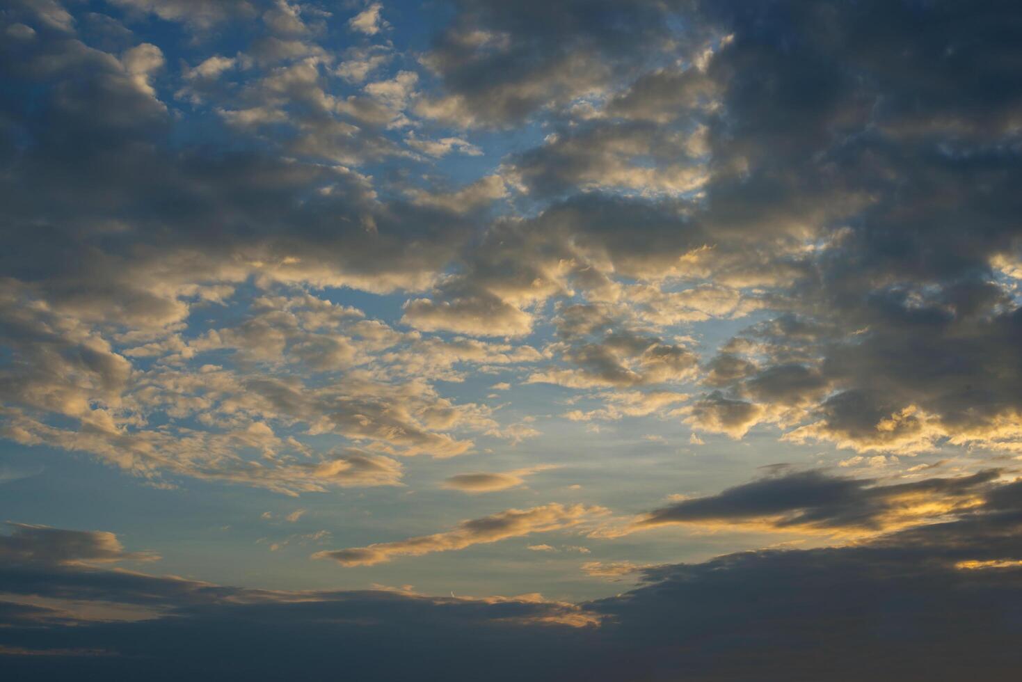 cielo al atardecer y fondo de nubes. foto