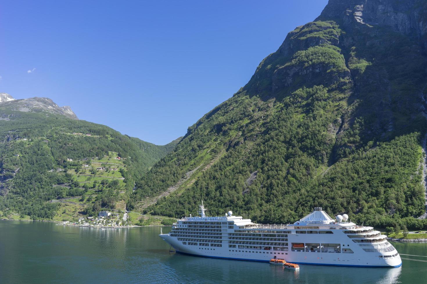 crucero en el fiordo de geiranger en noruega foto