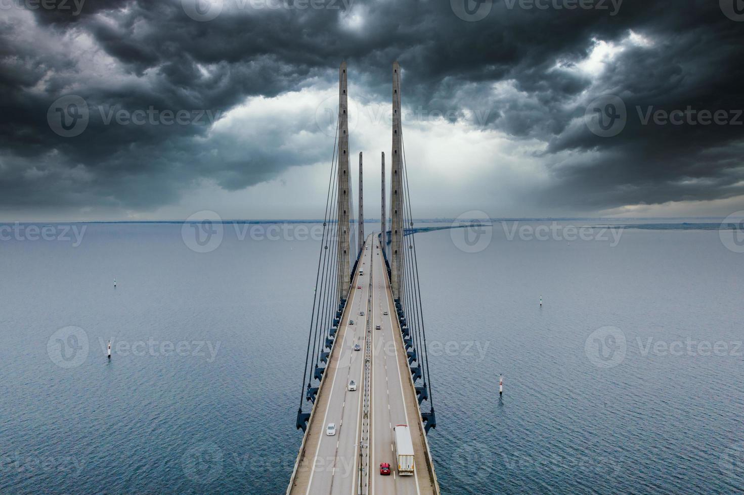 vista panorámica del puente de oresund durante la puesta de sol sobre el mar báltico foto