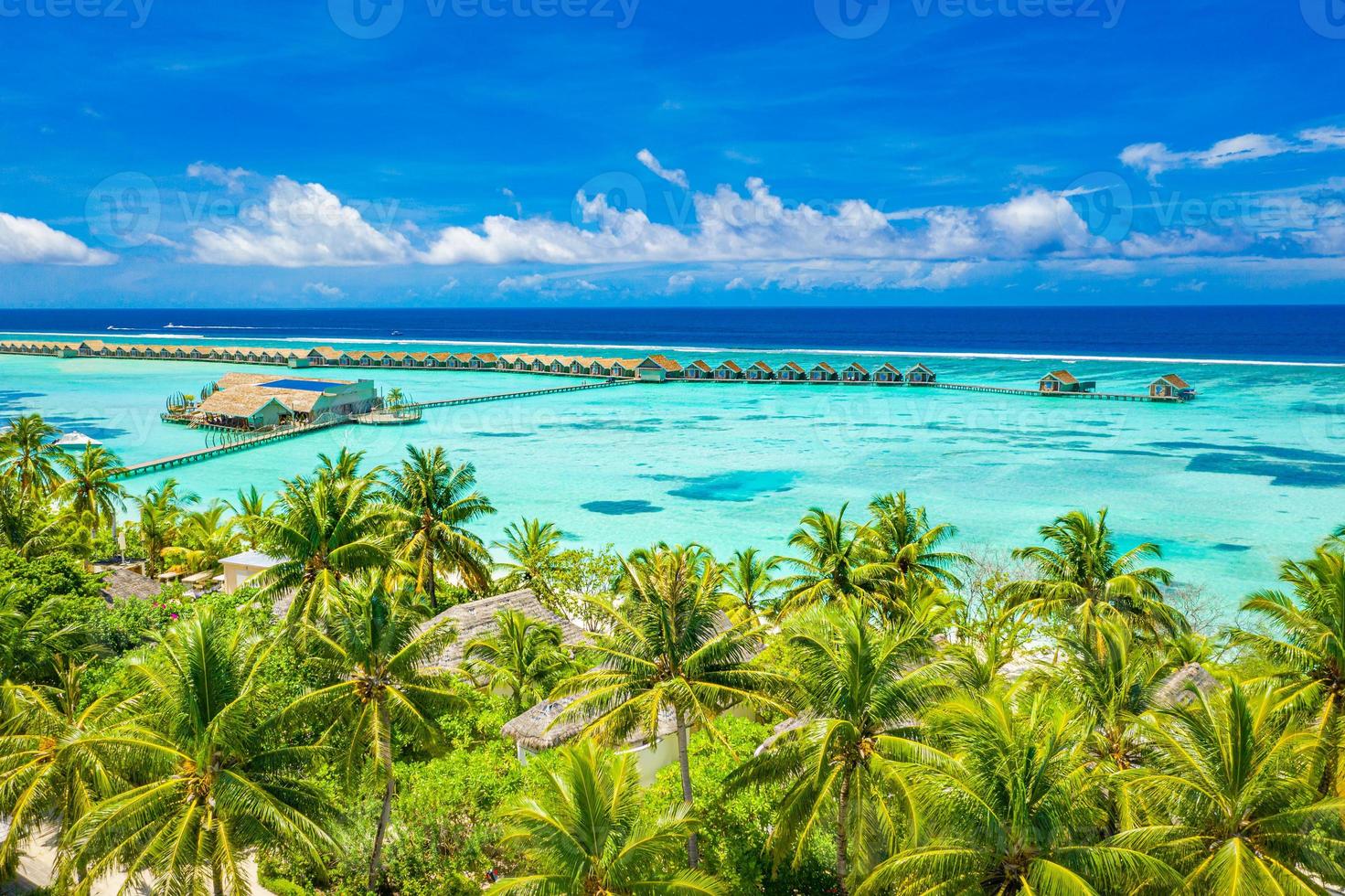 asombroso atolón e isla en maldivas desde vista aérea. tranquilo paisaje tropical y paisaje marino con palmeras en la playa de arena blanca, naturaleza pacífica en la isla de resort de lujo. estado de ánimo de vacaciones de verano foto