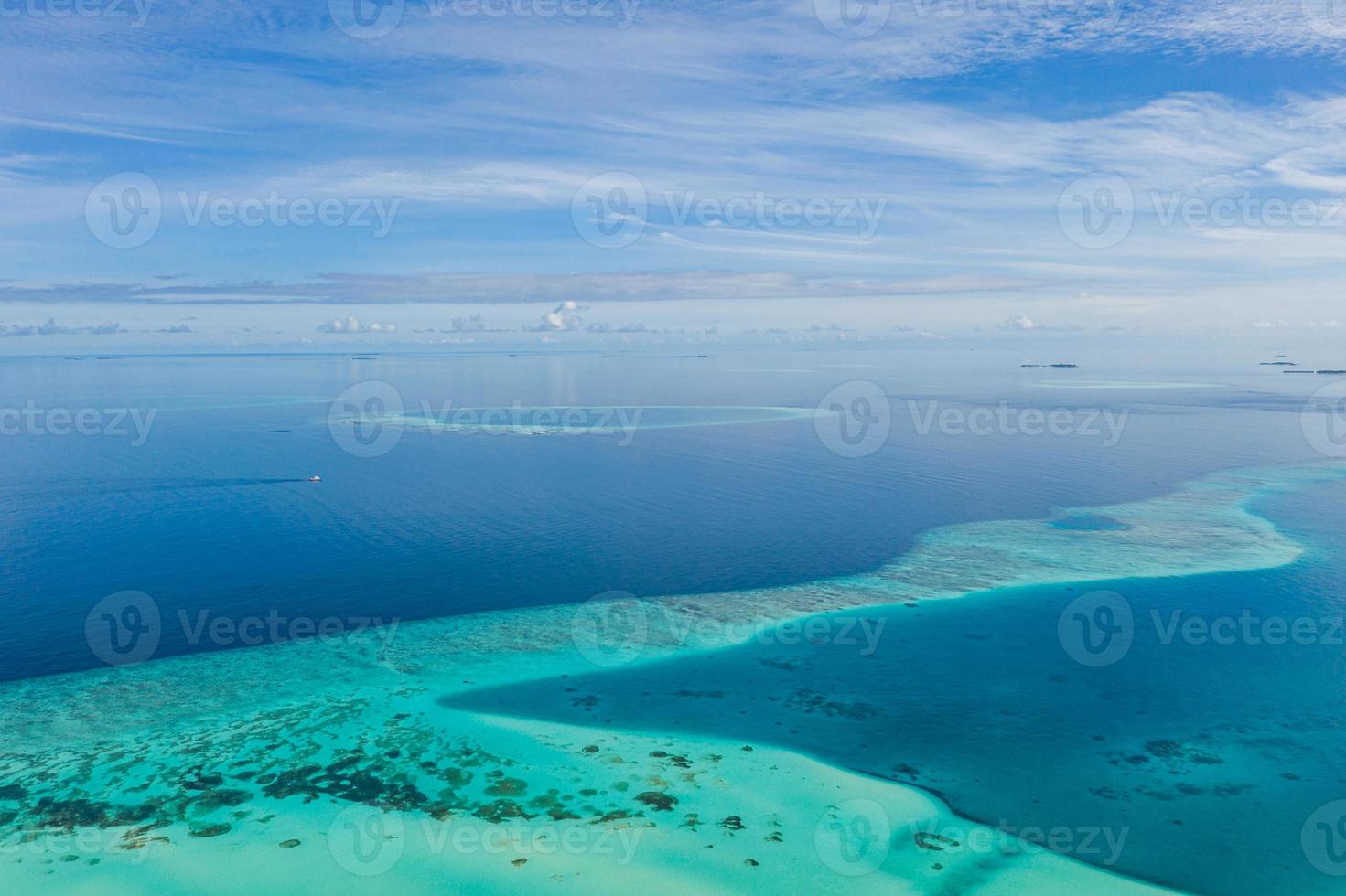 arena de arrecife de playa de maldivas. islas aéreas ubicadas en maldivas. laguna oceánica ecológica, paisaje marino aéreo con horizonte, aguas poco profundas foto