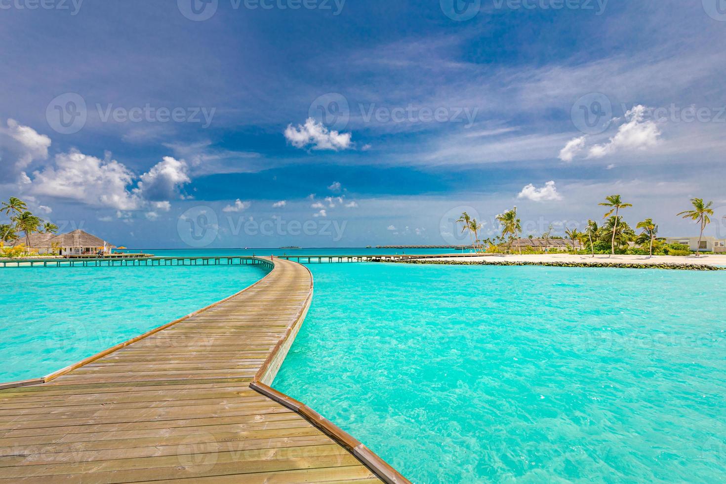 idílica playa tropical, paisaje de maldivas. diseño de turismo para el paisaje de vacaciones de verano, concepto de destino de vacaciones. escena exótica de la isla, vista relajante. laguna junto al mar paraíso foto