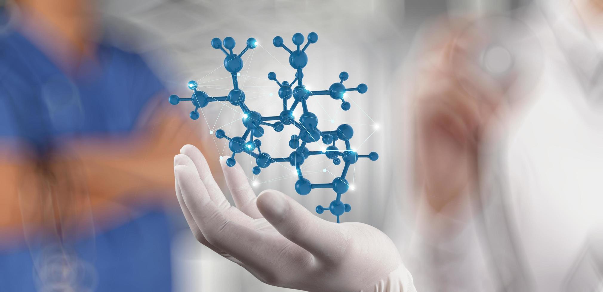 La mano del médico científico sostiene la estructura molecular virtual en el laboratorio como concepto foto