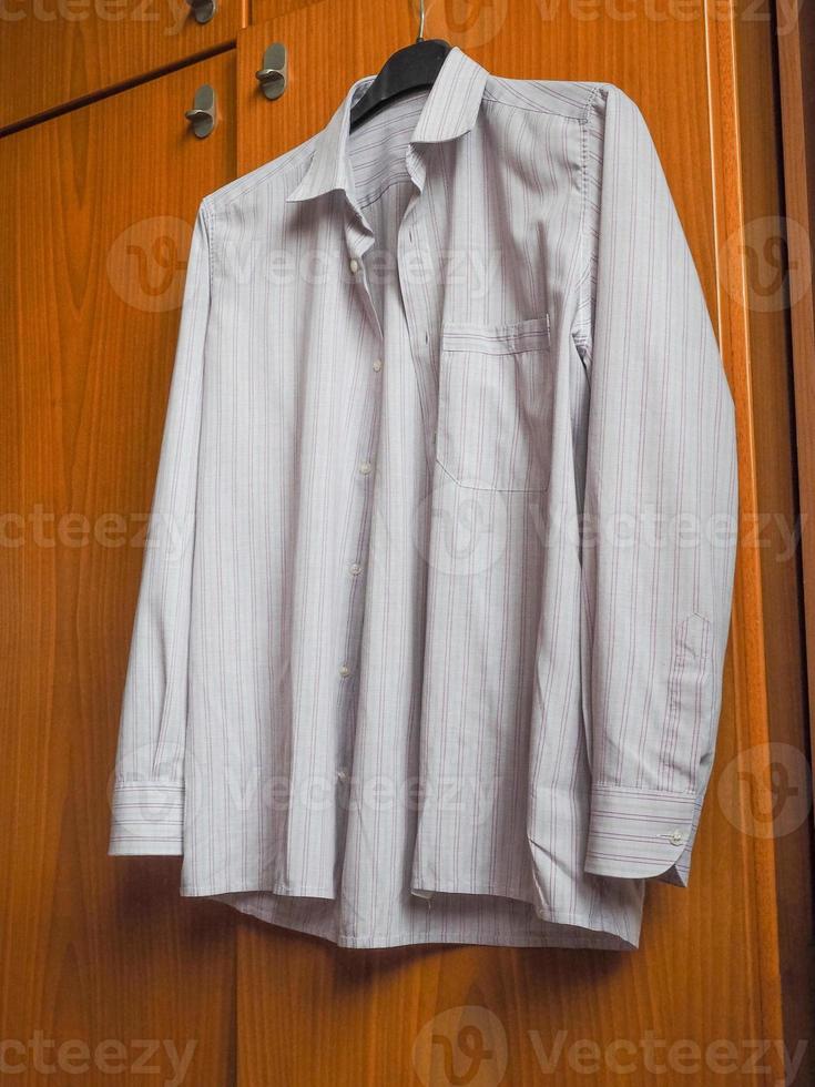 camisa de hombre en percha de tela foto