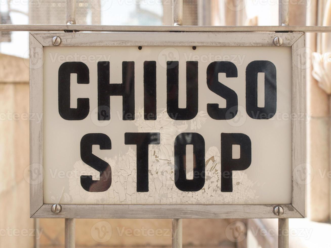 chiuso stop closed sign photo