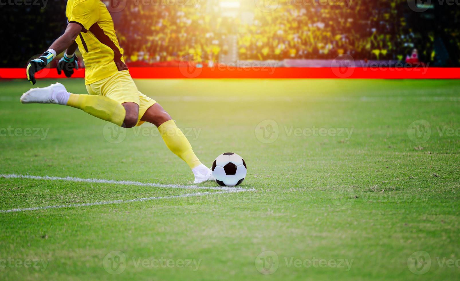 fútbol o jugador de fútbol de pie con la pelota en el campo para patear la pelota de fútbol en el estadio de fútbol foto